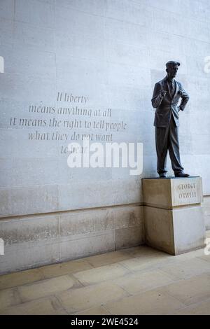 BBC-Statue George Orwell. Orwell-Statue und Zitat außerhalb des BBC New Broadcasting House. Die Statue des Bildhauers Martin Jennings wurde 2017 enthüllt Stockfoto