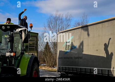 Horni Tosanovice, Tschechische Republik. Januar 2024. Am 23. Januar 2024 fand in Horni Tosanovice, Bezirk Frydek-Mistek, Tschechische Republik, eine Protestaktion der tschechischen Bauern aus der Mährisch-Schlesischen Region statt, die gemeinsam mit Bauern gegen die langfristige Unterbewertung der Landwirtschaft in ganz Europa protestierten. Quelle: Jaroslav Ozana/CTK Photo/Alamy Live News Stockfoto