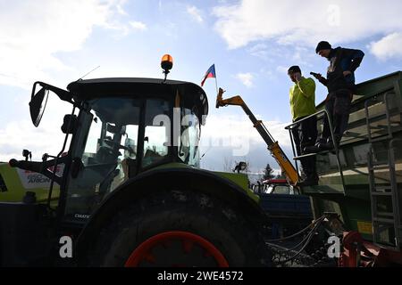 Horni Tosanovice, Tschechische Republik. Januar 2024. Am 23. Januar 2024 fand in Horni Tosanovice, Bezirk Frydek-Mistek, Tschechische Republik, eine Protestaktion der tschechischen Bauern aus der Mährisch-Schlesischen Region statt, die gemeinsam mit Bauern gegen die langfristige Unterbewertung der Landwirtschaft in ganz Europa protestierten. Quelle: Jaroslav Ozana/CTK Photo/Alamy Live News Stockfoto