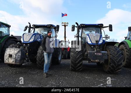 Horni Tosanovice, Tschechische Republik. Januar 2024. Am 23. Januar 2024 fand in Horni Tosanovice, Bezirk Frydek-Mistek, Tschechische Republik, eine Protestaktion der tschechischen Bauern aus der Mährisch-Schlesischen Region statt, die gemeinsam mit Bauern gegen die langfristige Unterbewertung der Landwirtschaft in ganz Europa protestierten. Quelle: Jaroslav Ozana/CTK Photo/Alamy Live News Stockfoto