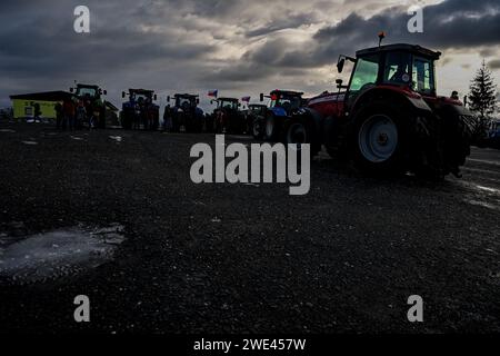 Horni Tosanovice, Tschechische Republik. Januar 2024. Am 23. Januar 2024 fand in Horni Tosanovice, Bezirk Frydek-Mistek, Tschechische Republik, eine Protestaktion der tschechischen Bauern aus der Mährisch-Schlesischen Region statt, die gemeinsam mit Bauern gegen die langfristige Unterbewertung der Landwirtschaft in ganz Europa protestierten. Quelle: Jaroslav Ozana/CTK Photo/Alamy Live News Stockfoto