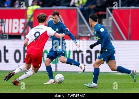 Utrecht, Niederlande. Januar 2024. UTRECHT, NIEDERLANDE - 21. JANUAR: Sam Lammers vom FC Utrecht kämpft am 21. Januar 2024 im Stadion Galgenwaard in Utrecht um den Ball mit Olivier Boscagli vom PSV. (Foto: Joris Verwijst/Orange Pictures) Credit: dpa/Alamy Live News Stockfoto