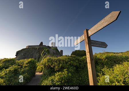 Wegweiser zum England Coastal Path und Bamburgh Castle, Northumberland, Großbritannien Stockfoto