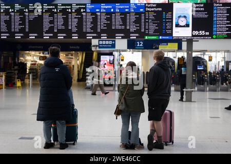 London, Großbritannien. Januar 2024. Pendler warten auf verspätete Züge am Bahnhof Waterloo in London. Flüge und Züge wurden gestrichen, und es bestehen weiterhin Warnungen zur Lebensgefahr mit der Gefahr möglicher Tornados in Teilen des Landes. Quelle: SOPA Images Limited/Alamy Live News Stockfoto