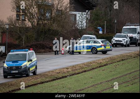 Unterkirnach, Deutschland. Januar 2024. Polizisten sichern eine Straße, die zu einem Wohngebiet führt. Da eine Räumung zu eskalieren drohte, wird die Polizei derzeit mit einem großen Kontingent eingesetzt. Quelle: Silas Stein/dpa/Alamy Live News Stockfoto