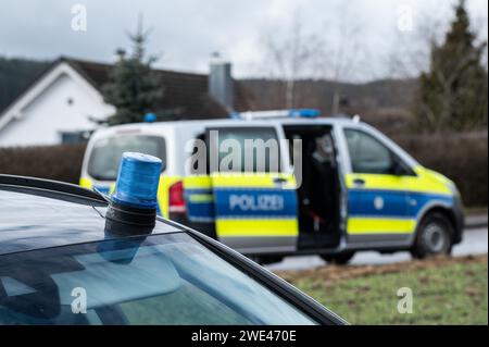 Unterkirnach, Deutschland. Januar 2024. Polizei-Einsatzfahrzeuge mit blinkenden blauen Lichtern in der Nähe eines Wohngebiets. Da eine Räumung zu eskalieren drohte, entsendet die Polizei derzeit ein großes Kontingent. Quelle: Silas Stein/dpa/Alamy Live News Stockfoto