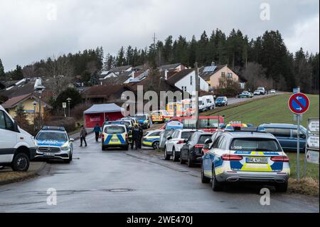 Unterkirnach, Deutschland. Januar 2024. Zahlreiche Polizei- und Rettungsfahrzeuge parken in der Nähe eines Wohngebietes. Da eine Räumung zu eskalieren drohte, wird die Polizei derzeit mit einem großen Kontingent eingesetzt. Quelle: Silas Stein/dpa/Alamy Live News Stockfoto