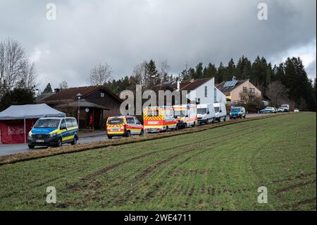 Unterkirnach, Deutschland. Januar 2024. Zahlreiche Polizei- und Rettungsfahrzeuge parken in der Nähe eines Wohngebietes. Da eine Räumung zu eskalieren drohte, wird die Polizei derzeit mit einem großen Kontingent eingesetzt. Quelle: Silas Stein/dpa/Alamy Live News Stockfoto