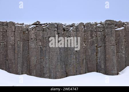 Gerðuberg / Gerduberg Basaltsäulen im Winter, Klippe aus Dolerit im Hnappadalur-Tal auf der westlichen Halbinsel Snæfellsnes, Island Stockfoto