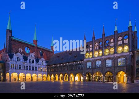 Rathaus / Rathaus in Backsteingotik und Marktplatz in der Hansestadt Lübeck / Lübeck, Schleswig-Holstein, Deutschland Stockfoto
