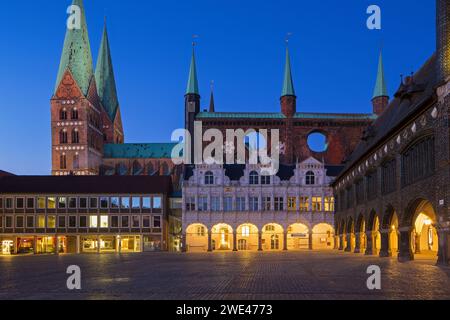 Rathaus / Rathaus in Backsteingotik und Marktplatz in der Hansestadt Lübeck / Lübeck, Schleswig-Holstein, Deutschland Stockfoto