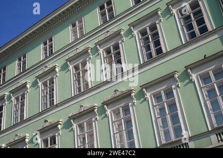 Fassade eines Apartmenthauses, blauer Himmel, Blick auf die Donau, Budapest, Ungarn Stockfoto