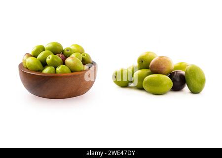 Kleiner Olivenhaufen. Frische Oliven in Schüssel isoliert auf weißem Hintergrund. Oliven auf weißem Hintergrund. Grüne und schwarze Oliven aus nächster Nähe. Stockfoto