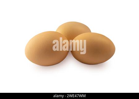 Drei Eier isoliert auf weißem Hintergrund. Vogeleier isoliert. Nahaufnahme eines Eiers auf weiß. Hühnereier isoliert auf weiß. Stockfoto