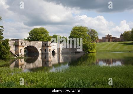 Blick auf den Blenheim Palace und seine Anlage in Oxfordshire in Großbritannien Stockfoto