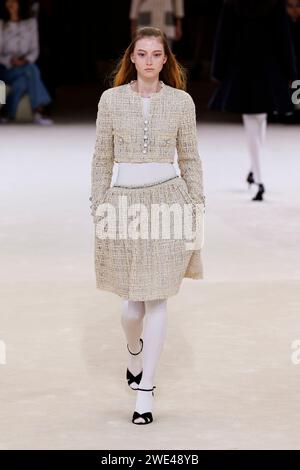 Paris, Frankreich. Januar 2024. CHANEL Haute Couture Frühjahr/Sommer 2024 Laufsteg während der Pariser Haute Couture Fashion Week am 2024. Januar in Paris; Frankreich 23/01/2024 Credit: dpa/Alamy Live News Stockfoto