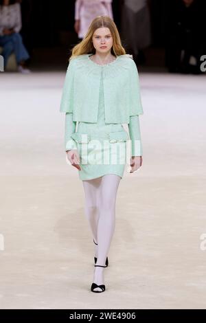 Paris, Frankreich. Januar 2024. CHANEL Haute Couture Frühjahr/Sommer 2024 Laufsteg während der Pariser Haute Couture Fashion Week am 2024. Januar in Paris; Frankreich 23/01/2024 Credit: dpa/Alamy Live News Stockfoto