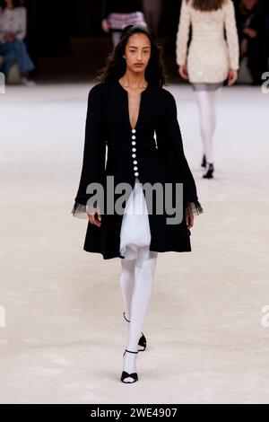 Paris, Frankreich. Januar 2024. CHANEL Haute Couture Frühjahr/Sommer 2024 Laufsteg während der Pariser Haute Couture Fashion Week am 2024. Januar in Paris; Frankreich 23/01/2024 Credit: dpa/Alamy Live News Stockfoto