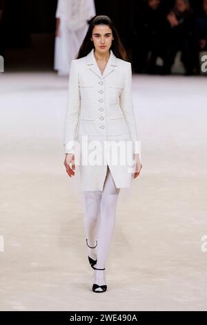 Paris, Frankreich. Januar 2024. CHANEL Haute Couture Frühjahr/Sommer 2024 Laufsteg während der Pariser Haute Couture Fashion Week am 2024. Januar in Paris; Frankreich 23/01/2024 Credit: dpa/Alamy Live News Stockfoto