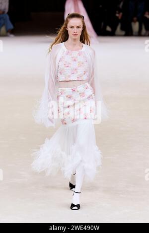 Paris, Frankreich. Januar 2024. CHANEL Haute Couture Frühjahr/Sommer 2024 Laufsteg während der Pariser Haute Couture Fashion Week am 2024. Januar in Paris; Frankreich 23/01/2024 Credit: dpa/Alamy Live News Stockfoto