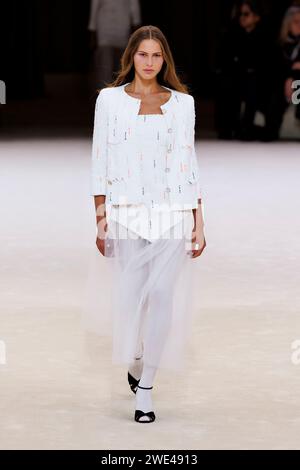 Paris, Frankreich. Januar 2024. CHANEL Haute Couture Frühjahr/Sommer 2024 Laufsteg während der Pariser Haute Couture Fashion Week am 2024. Januar in Paris; Frankreich 23/01/2024 Credit: dpa/Alamy Live News Stockfoto