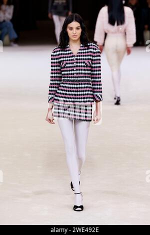 Paris, Frankreich. Januar 2024. CHANEL Haute Couture Frühjahr/Sommer 2024 Laufsteg während der Pariser Haute Couture Fashion Week am 2024. Januar in Paris; Frankreich 23/01/2024 Credit: dpa/Alamy Live News Stockfoto