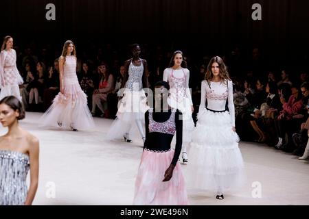 Paris, Frankreich. Januar 2024. CHANEL Haute Couture Frühjahr/Sommer 2024 Laufsteg während der Pariser Haute Couture Fashion Week am 2024. Januar in Paris; Frankreich 23/01/2024 Credit: dpa/Alamy Live News Stockfoto