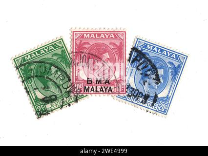 Vintage-Briefmarken aus Malaya mit einem Porträt von König Georg VI. Auf weißem Hintergrund. Stockfoto