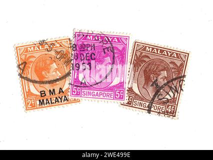 Vintage-Briefmarken aus Malaya mit einem Porträt von König Georg VI. Auf weißem Hintergrund. Stockfoto