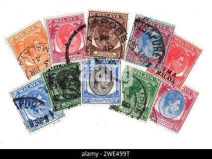 Vintage-Briefmarken aus Malaya mit einem Porträt von König Georg VI. Auf weißem Hintergrund. Stockfoto