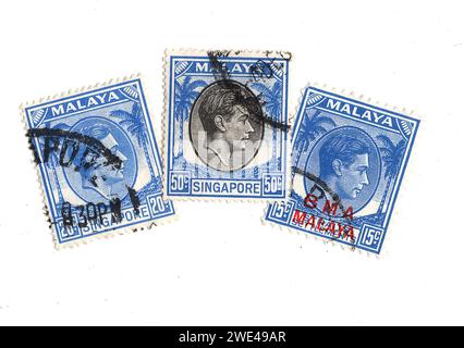 Blaue Briefmarken aus Malaya mit einem Porträt von König Georg VI. Auf weißem Hintergrund. Stockfoto