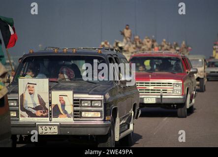 Erster Golfkrieg: 1. März 1991 Kuwaitis feiern auf den Straßen von Kuwait City nach ihrer Befreiung durch Koalitionstruppen. Stockfoto