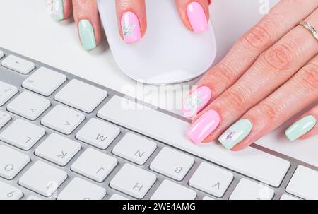 Detailansicht eines Business frau Hände über und Eingabe onwireless Computer Tastatur und Maus Stockfoto