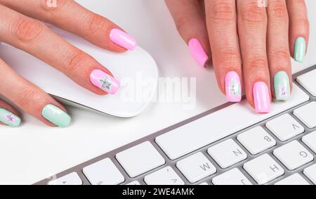 Detailansicht eines Business frau Hände schreiben auf drahtlose Computer Tastatur auf Office Tabelle. Weiches Blitz Stockfoto