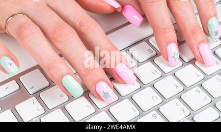 Detailansicht eines Business frau Hände schreiben auf drahtlose Computer Tastatur auf Office Tabelle Stockfoto