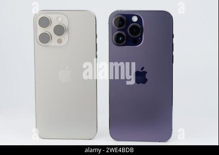 New York, USA – 20. Januar 2024: IPhone 15 Pro max vs. 14 Rückansicht auf weißem Studiohintergrund Stockfoto