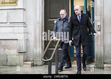 London, Großbritannien. Januar 2024. Ed Davey (L), Vorsitzender der Liberaldemokraten und Abgeordneter für Kingston und Surbiton, und Stephen Flynn (R), Vorsitzender der Schottischen Nationalpartei (SNP) im Unterhaus, verlassen das Kabinettsbüro nach Sitzungen. Quelle: Imageplotter/Alamy Live News Stockfoto