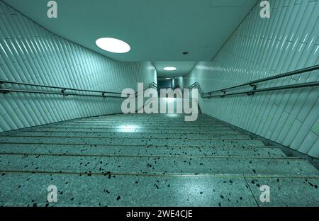 Unterirdische Treppe im Zentrum von Frankfurt, Deutschland Stockfoto