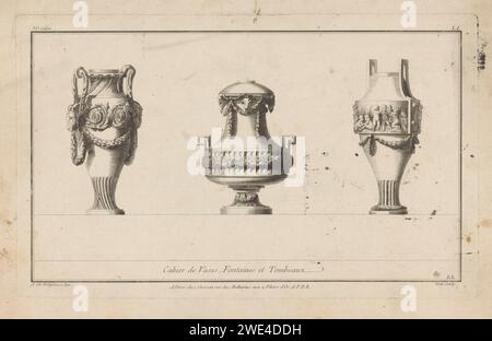 Drie Vazen, Augustin Hay, Jacques-Francois Chéreau, nach Jean Charles Delafosse, 1771 drucken drei ornamentierte Vasen, links mit Widderköpfen, in der Mitte mit Buccanien und rechts mit Putten. Paris Papierätzung / Gravurvase  Ornament Stockfoto