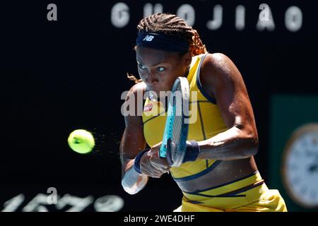 Melbourne, Australien. Januar 2024. 4. Seed COCO GAUFF der USA in Aktion gegen M. Kostyuk aus der Ukraine in der Rod Laver Arena in einem Viertelfinalspiel der Women's Singles am 10. Tag der Australian Open 2024 in Melbourne, Australien. GAUFF gewann 7:6, 6:7, 6:2. (Kreditbild: © Ciro de Luca/ZUMA Press Wire) NUR REDAKTIONELLE VERWENDUNG! Nicht für kommerzielle ZWECKE! Quelle: ZUMA Press, Inc./Alamy Live News Stockfoto