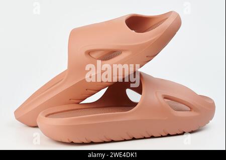 Bequeme Kunststoffsandalen braune Farbe isoliert auf weißem Studiohintergrund Stockfoto