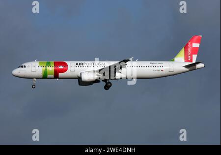 Ein Airbus A321 der TAP Air Portugal nähert sich dem Flughafen London Gatwick an Stockfoto