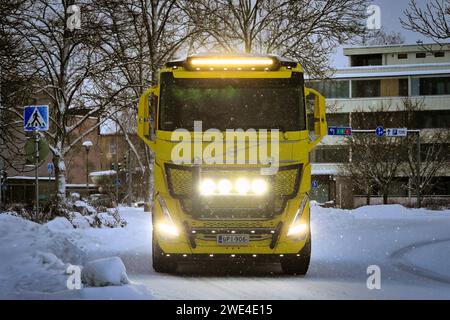 Brillante Scheinwerfer und Zusatzleuchten eines neuen gelben Volvo FH Kipperlasters, der Schnee im Winter transportiert. Salo, Finnland. Januar 2024. Stockfoto