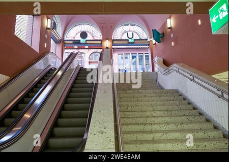 Unterirdische Treppe im Zentrum von Frankfurt, Deutschland Stockfoto