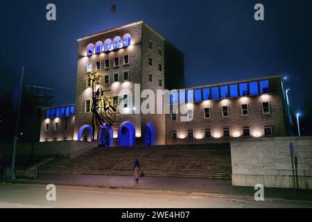 Tirana, Albanien - 28. November 2023: Nachtaufnahme von Mutter Teresas Silhouette vor der Polytechnischen Universität Tirana Stockfoto