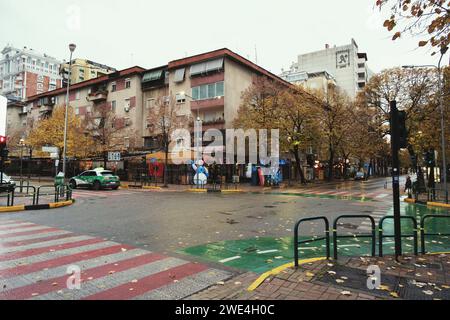 Tirana, Albanien - 28. November 2023: Foto der Fußgängerübergänge an der Kreuzung der Straßen Abdyl Frasheri und Ibrahim Rugova Stockfoto