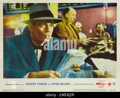 Der Falsche Mann (Warner Brothers, 1957). Foyer Card. Hitchcock im Hintergrund. Henry Fonda. 1957 Stockfoto