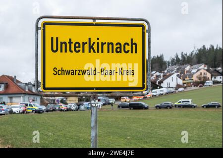 Unterkirnach, Deutschland. Januar 2024. Ein Ortsschild in Unterkirnach im Schwarzwald-Baar-Bezirk. Da die Räumung zu eskalieren drohte, setzt die Polizei derzeit ein großes Kontingent in Unterkirnach (Bezirk Schwarzwald-Baar) ein. Laut einer Aussage widersetzte sich ein Mann der Räumung am Dienstagmorgen und drohte, sein Haus niederbrennen zu lassen. Die Polizei sperrte das Haus ab und evakuierte umliegende Gebäude. Quelle: Silas Stein/dpa/Alamy Live News Stockfoto