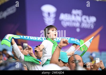 Doha, Katar. Januar 2024. Ein Unterstützer Usbekistans bejubelt vor dem Spiel der Gruppe B zwischen Australien und Usbekistan beim AFC Asian Cup in Doha, Katar, am 23. Januar 2024. Quelle: Sun Fanyue/Xinhua/Alamy Live News Stockfoto