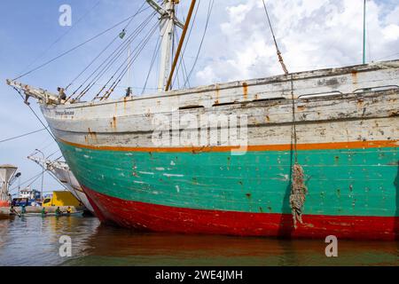 Alte hölzerne Handelsboote am Hafen von Sunda Kelapa oder PSK im Norden von Jakarta, Indonesien. Stockfoto